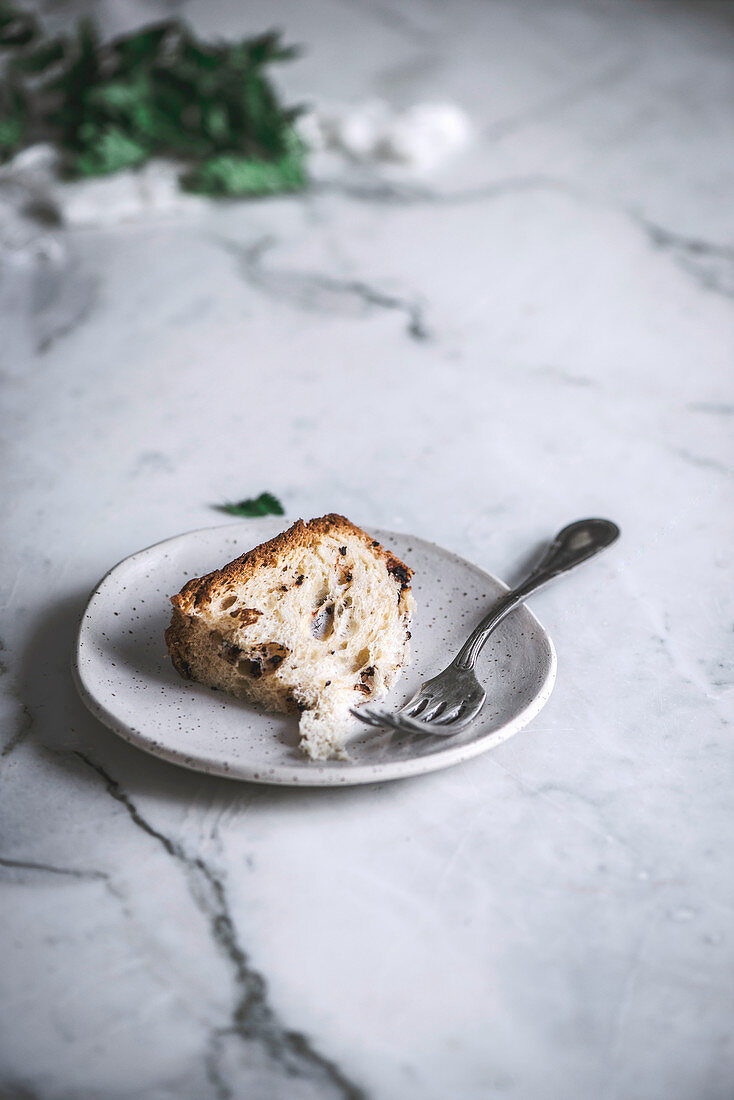 Ein Stück Panettone auf Teller mit Gabel