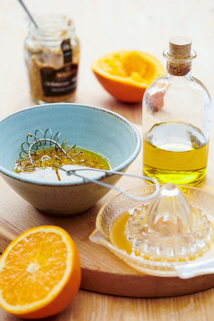 Marinade aus Öl, Senf und Orangensaft
