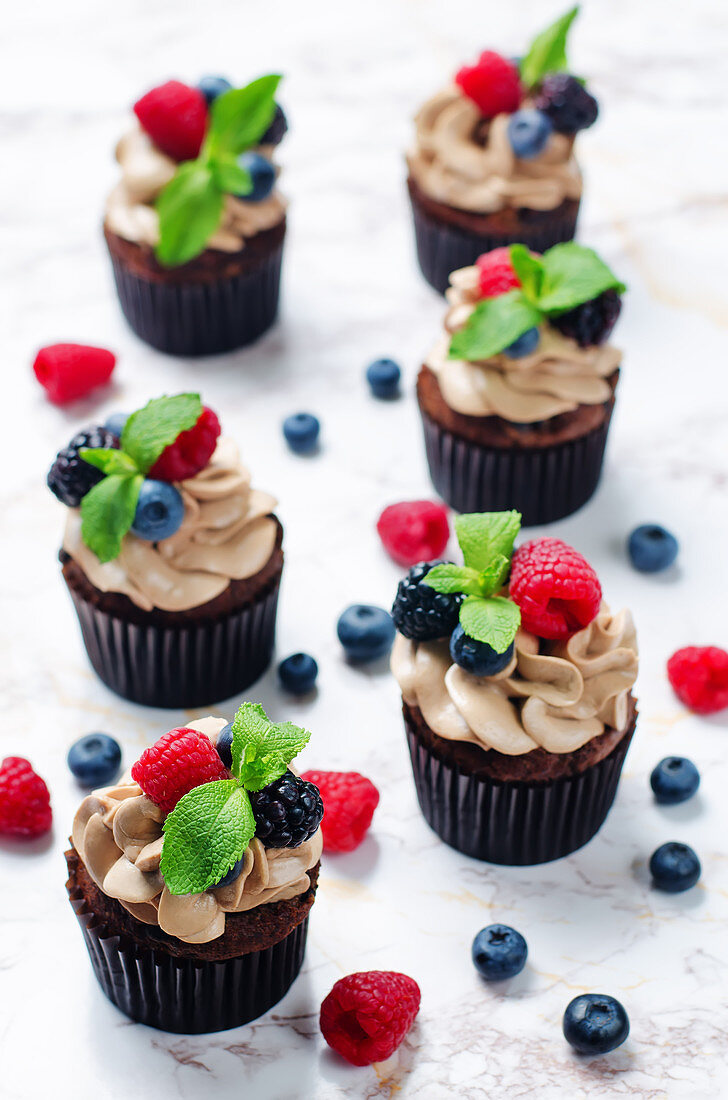 Schokoladencupcakes mit Schokoladen-Frischkäsecreme und Beeren
