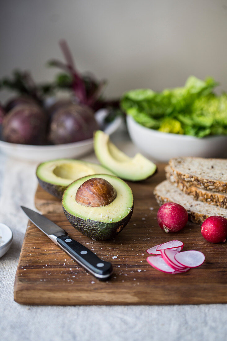 Avocado, Radieschen, Brot, Blattsalat und Rote Bete