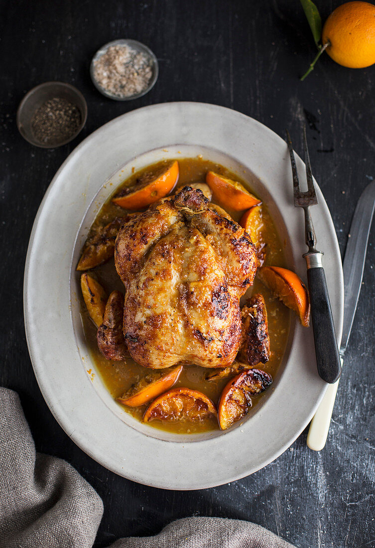 Brathähnchen mit Orangen auf Servierplatte