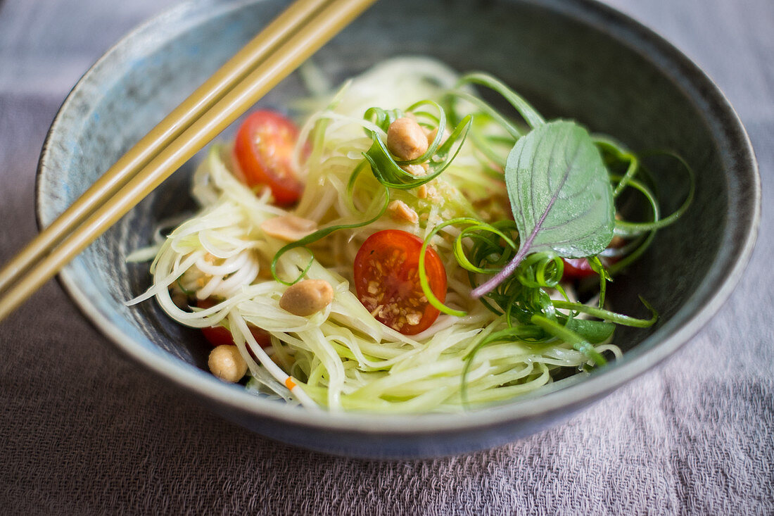 Green papaya salad with tomatoes and peanuts (Asia)