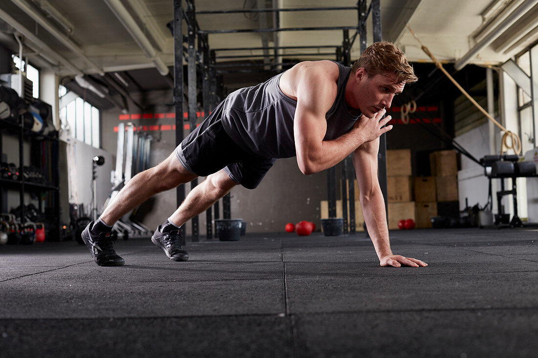 Junger Mann bei Fitnessübung Man Maker Small