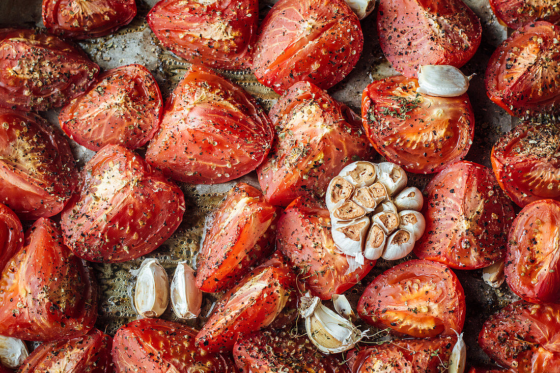 Oven tomatoes with garlic, oregano and thyme