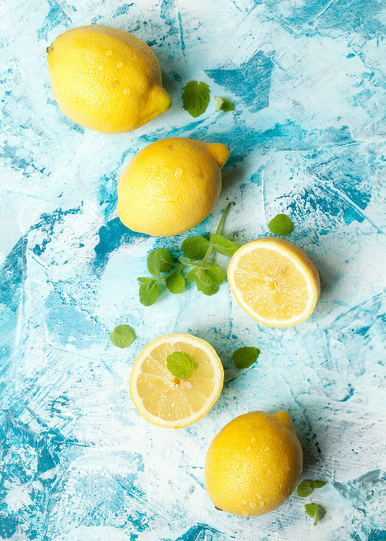 Frische Zitronen und Minzeblättchen