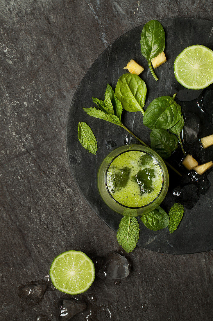 Grüner Ananas-Limetten-Smoothie mit Spinat und Minze
