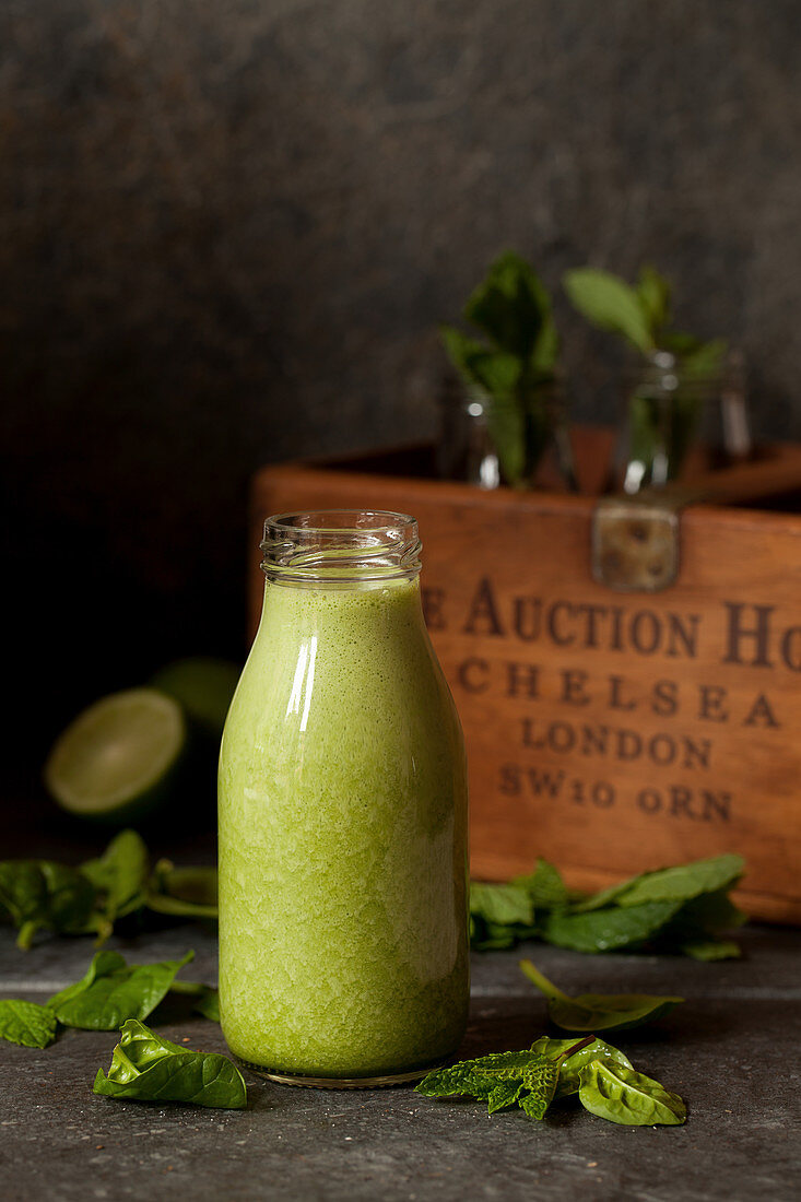 Green Smoothie with spinach, mint and Lime