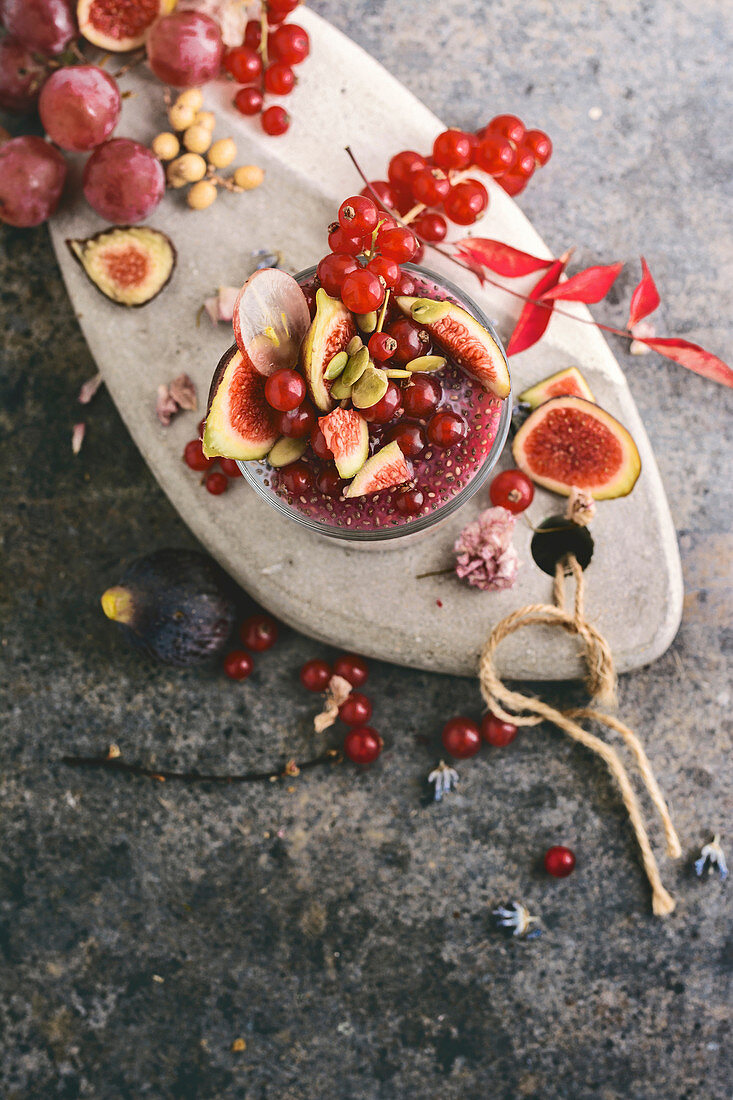 Chia-Smoothie mit Feigen, Johannisbeeren und Kokosmilch