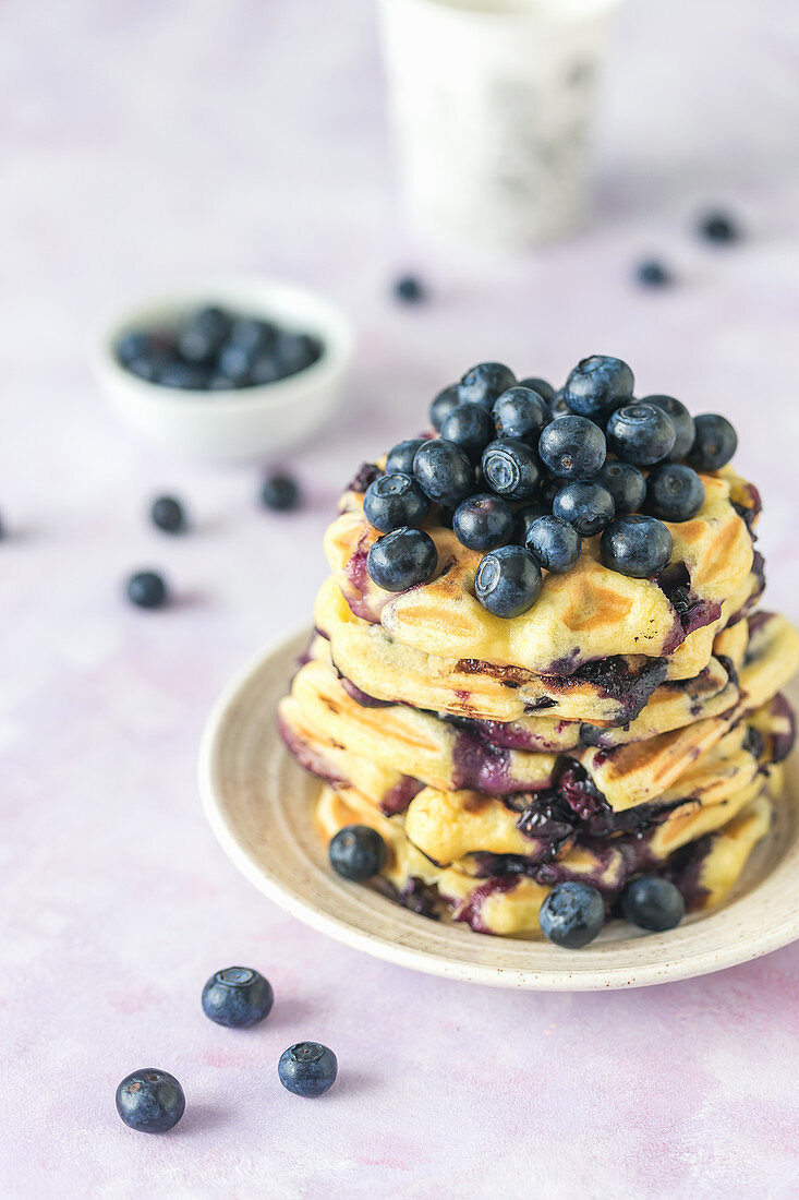 Blaubeerwaffeln mit frischen Blaubeeren