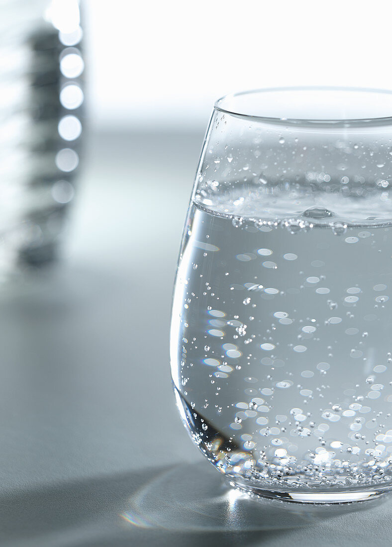 Ein Glas Wasser mit Sprudelbläschen