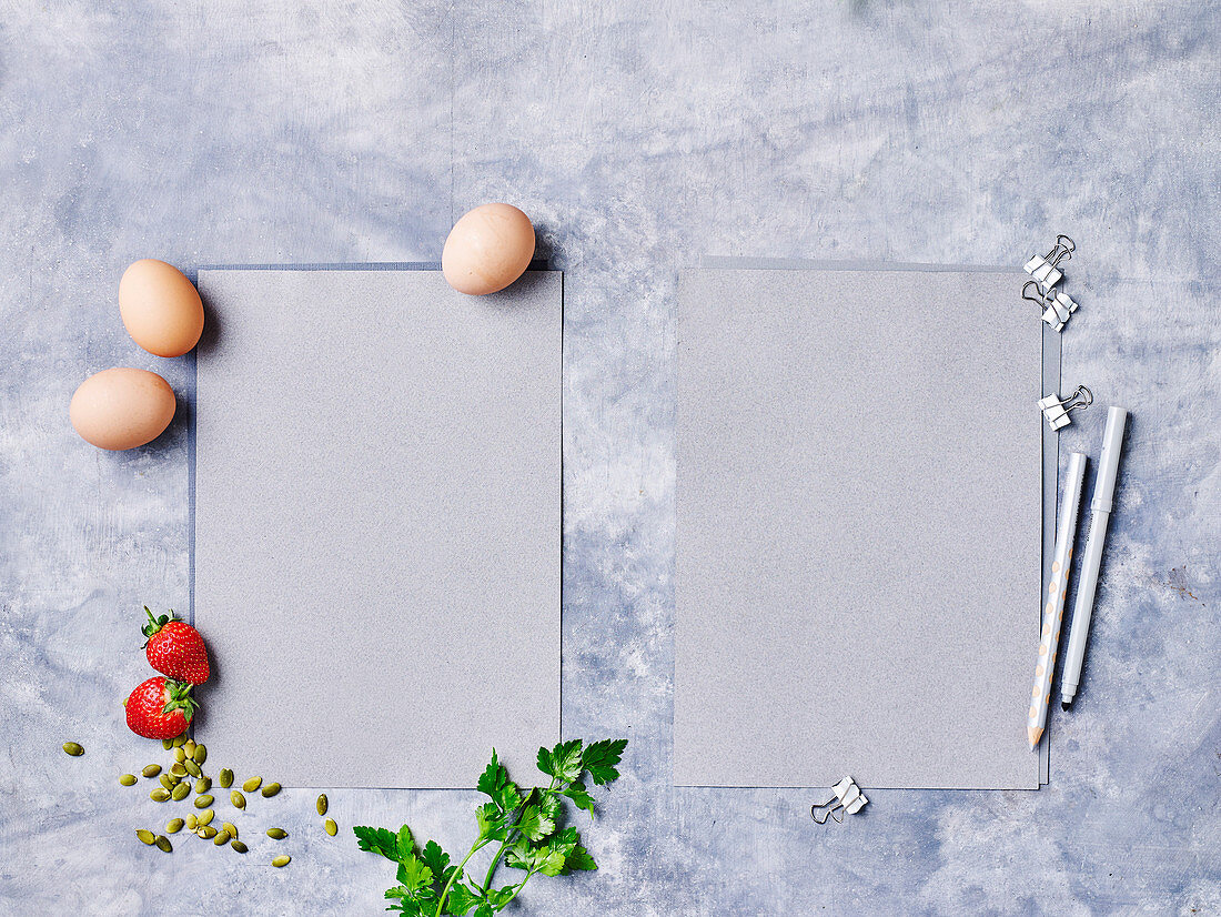 Frische Eier, Erdbeeren, Pistazien und Petersilie mit Notizzetteln