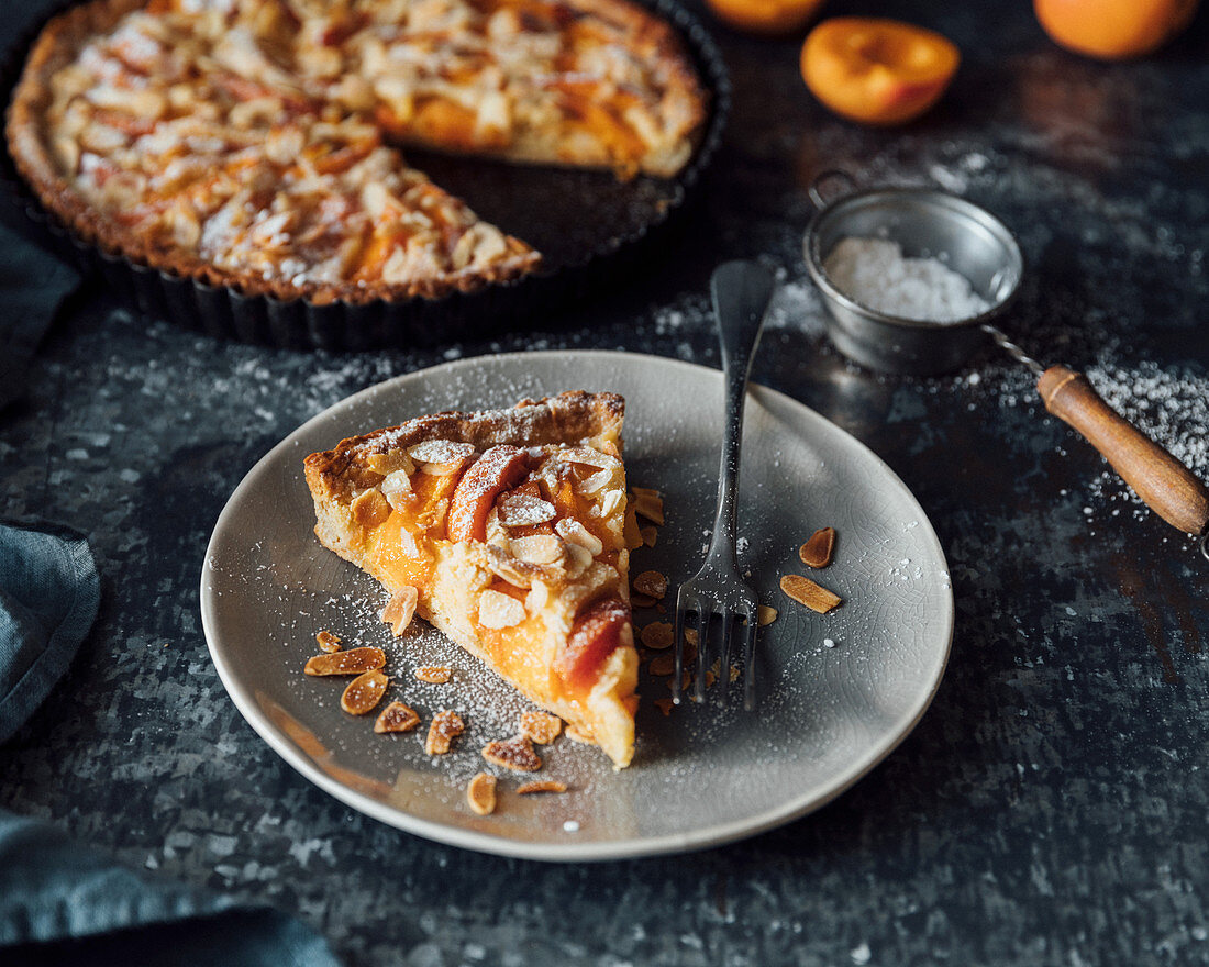 Rustikale Aprikosen-Frangipane-Tarte mit Mandelblättchen