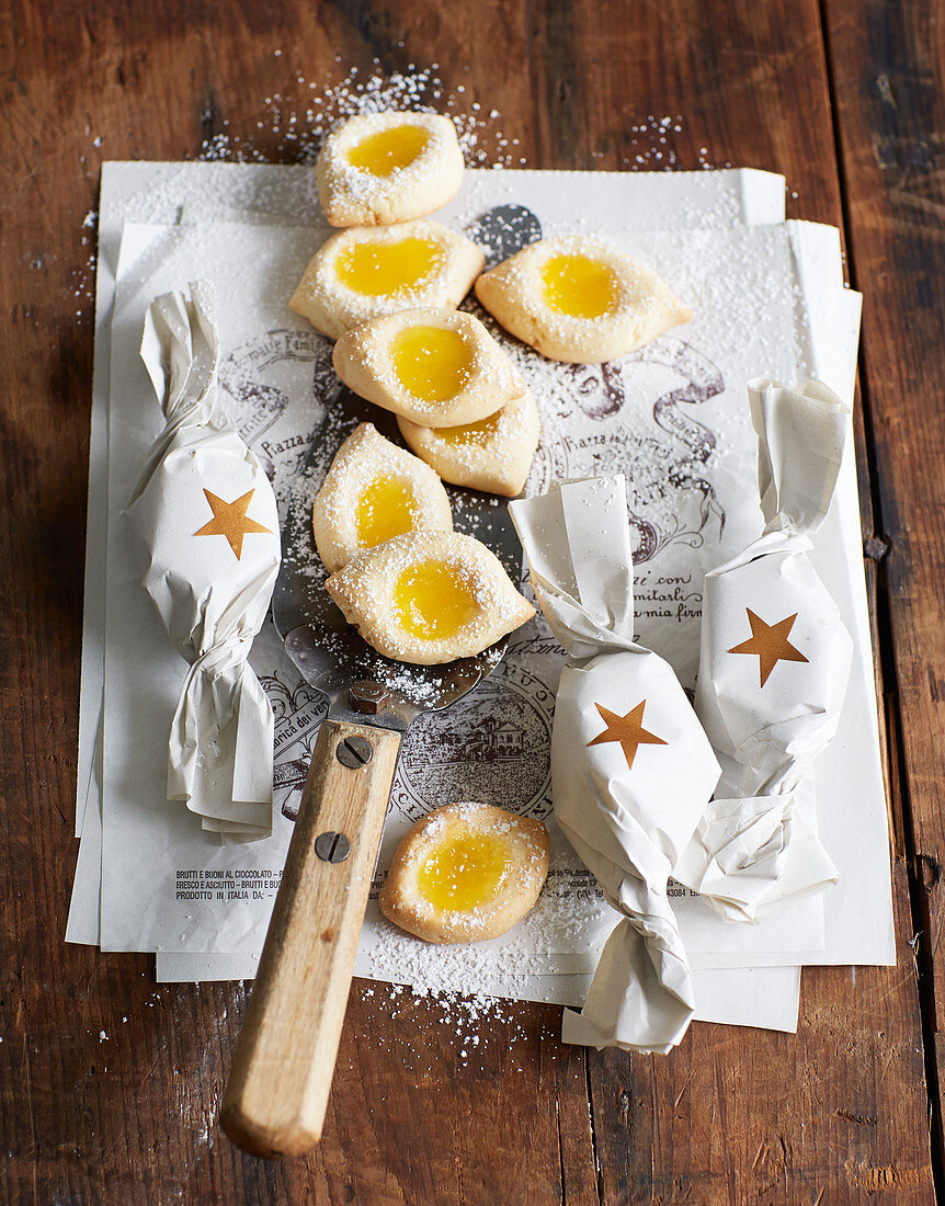 Angel eye biscuits wrapped in paper with lemon curd for gifting