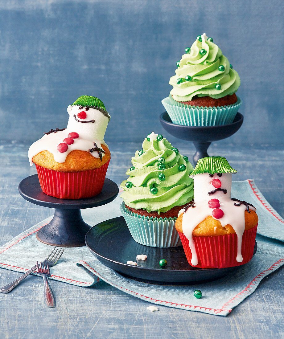 Weihnachts-Cupcakes mit Christbaum- und Schneemanndeko