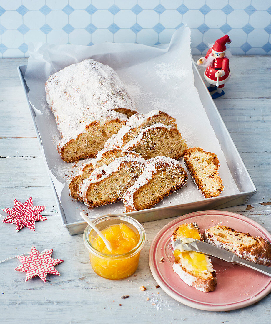 Quarkstollen mit Aprikosenkonfitüre