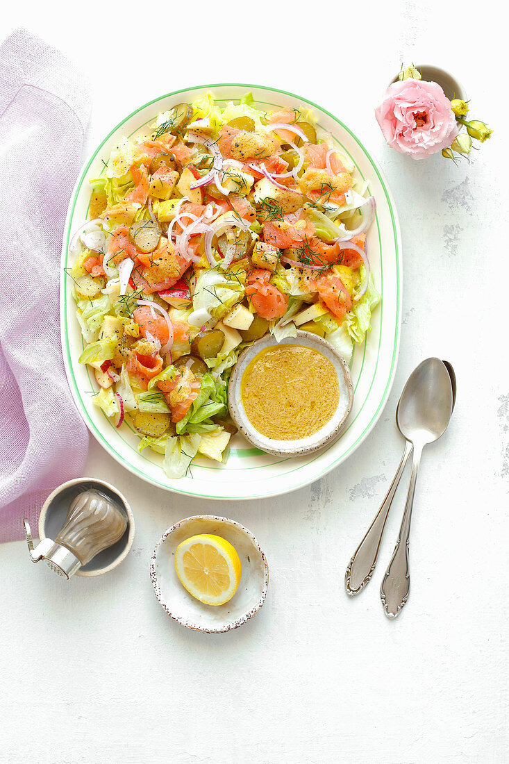 Salat mit Räucherlachs, Essiggurken und Apfel