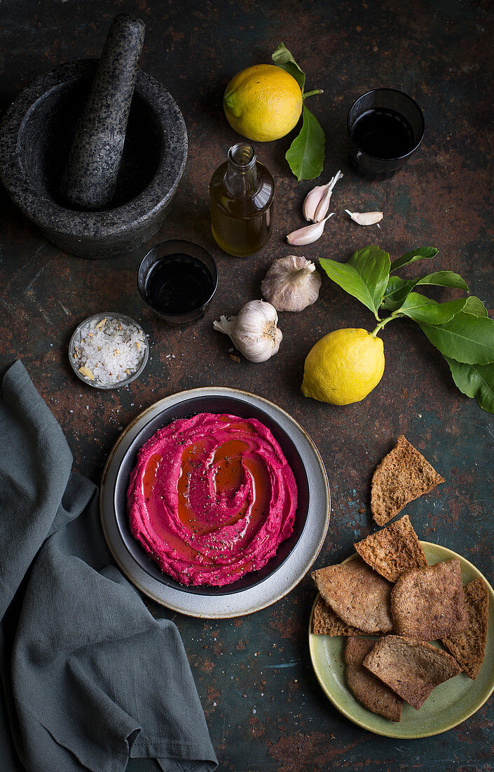 Rote-Bete-Hummus mit Chips