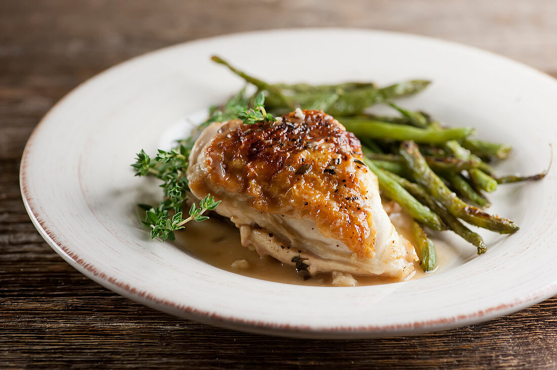 Chicken with gravy, thyme and green asparagus