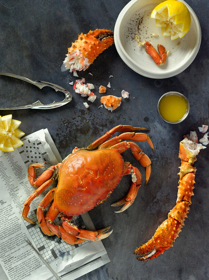 Gekochte Krabbe mit Krebszange, flüssiger Butter und Zitrone (Aufsicht)