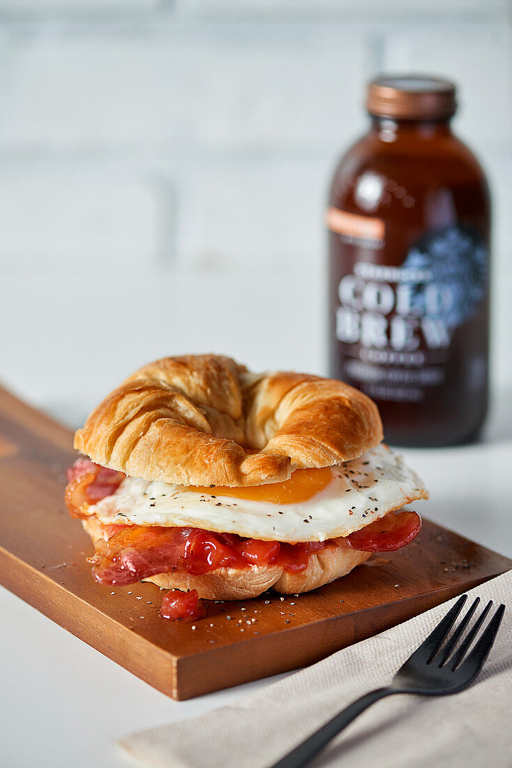 Croissant-Sandwich mit Speck und Spiegelei zum Frühstück