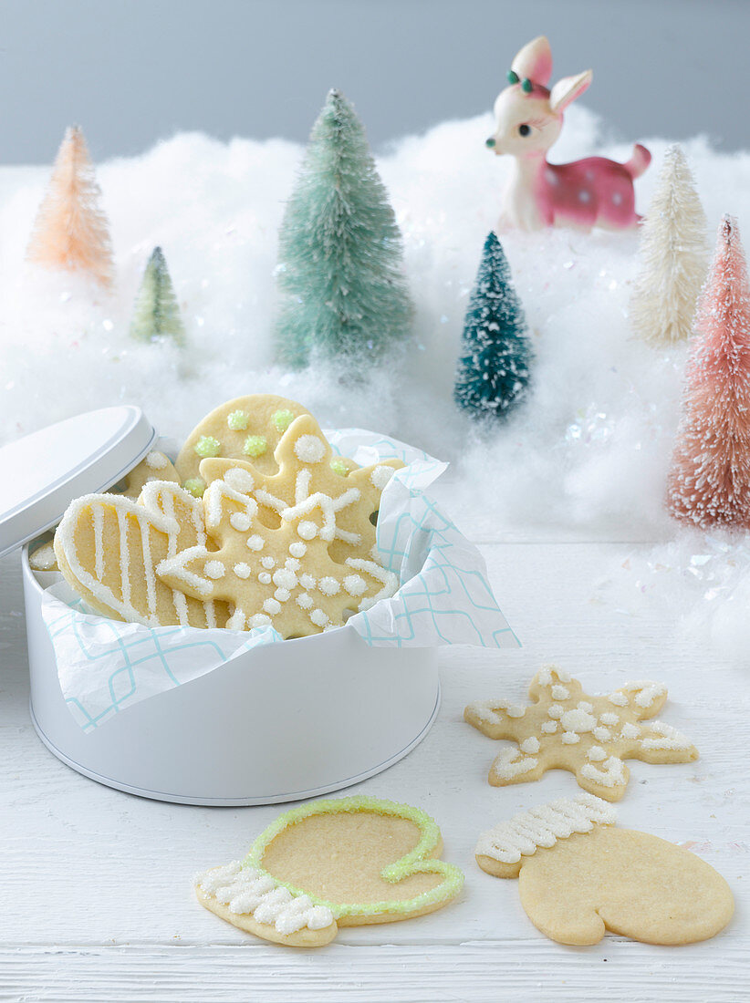 Weihnachtliches Buttergebäck mit Zuckerverzierung