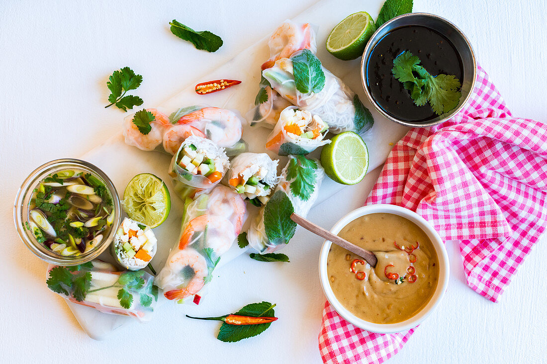 Summer rolls with shrimps and dips (Asia)