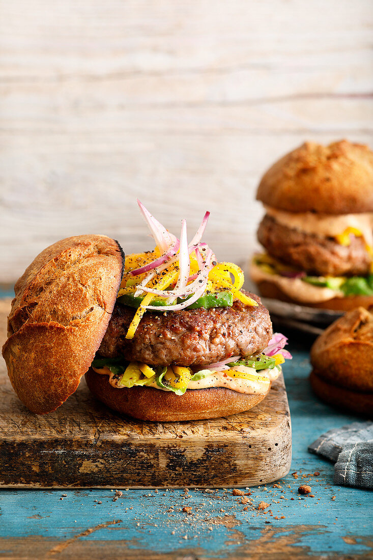 Hamburger mit fruchtig-scharfem Belag