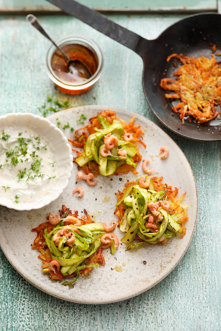 Kartoffel-Gemüse-Rösti mit grünem Spargel und Krabben