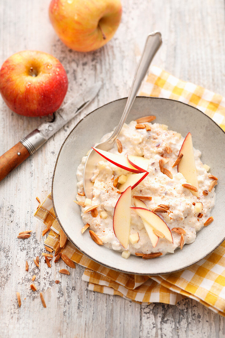 Gluten-free porridge with apple and flaxseed