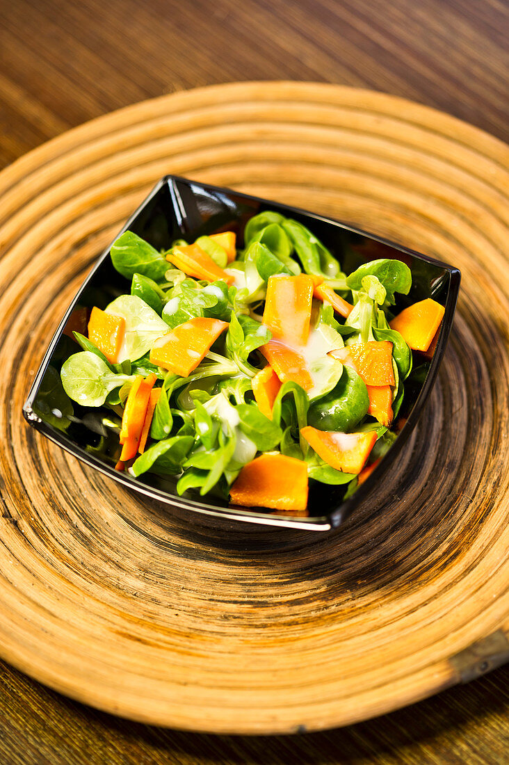 Feldsalat mit Karotten und veganem Dressing