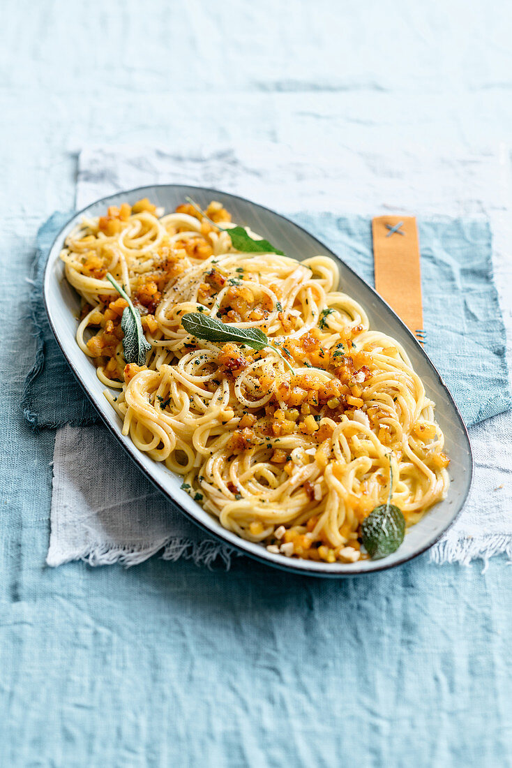 Spaghettini mit Zucchiniragout, frittierten Salbeiblättern und Walnüssen