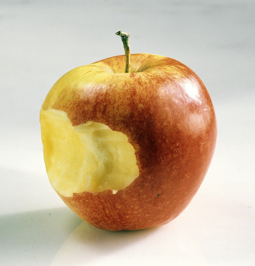 Ein roter Apfel (Jonagold), angebissen
