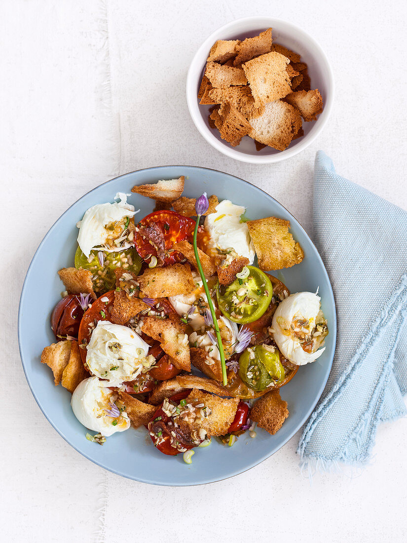 Salat mit Ofentomaten, Mozzarella und Brot