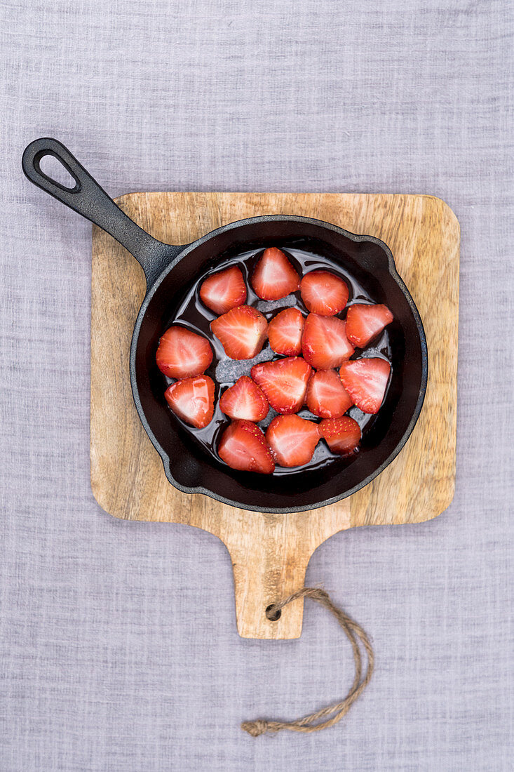 Karamellisierte Erdbeeren in Grillpfanne