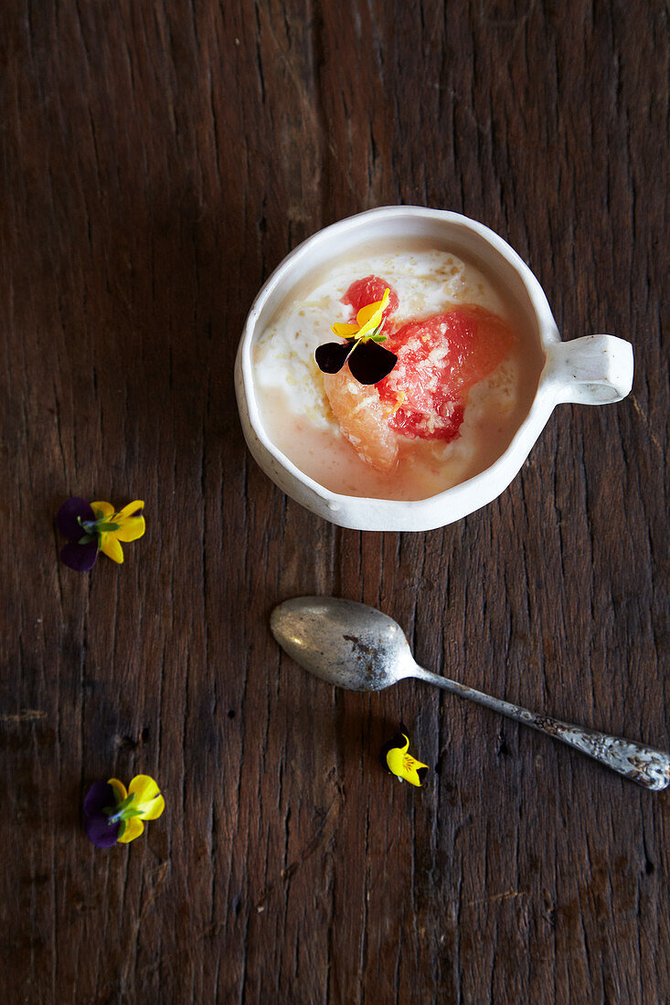 Joghurt mit Zitrusfrüchten zum Frühstück