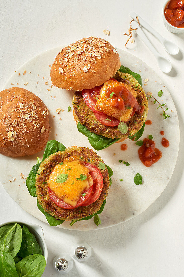 Veggie-Burger mit Tomate und Käse