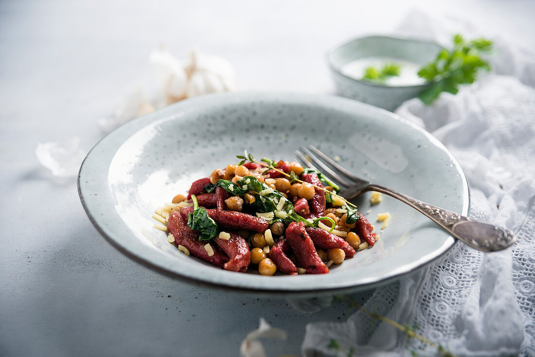 Rote-Bete-Schupfnudeln mit Kichererbsen, Spinat und Kräutersauce (Vegan)