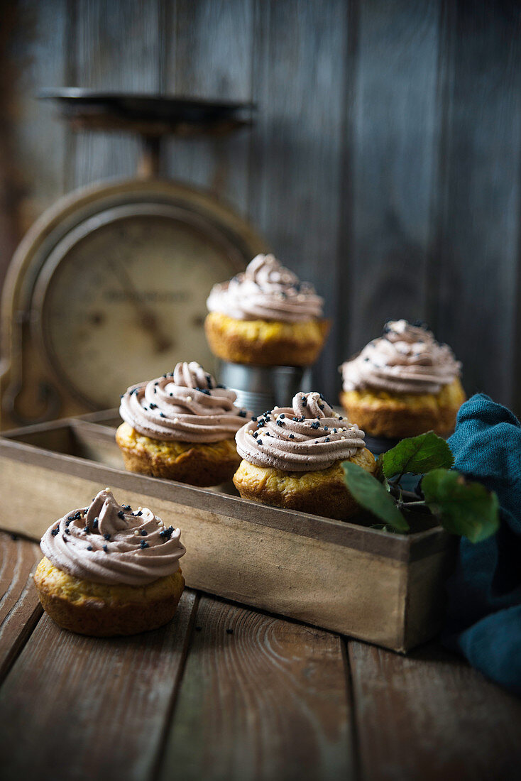 Vegane Kürbis-Cupcakes mit Schoko-Cashew-Frosting und Zuckerdekor