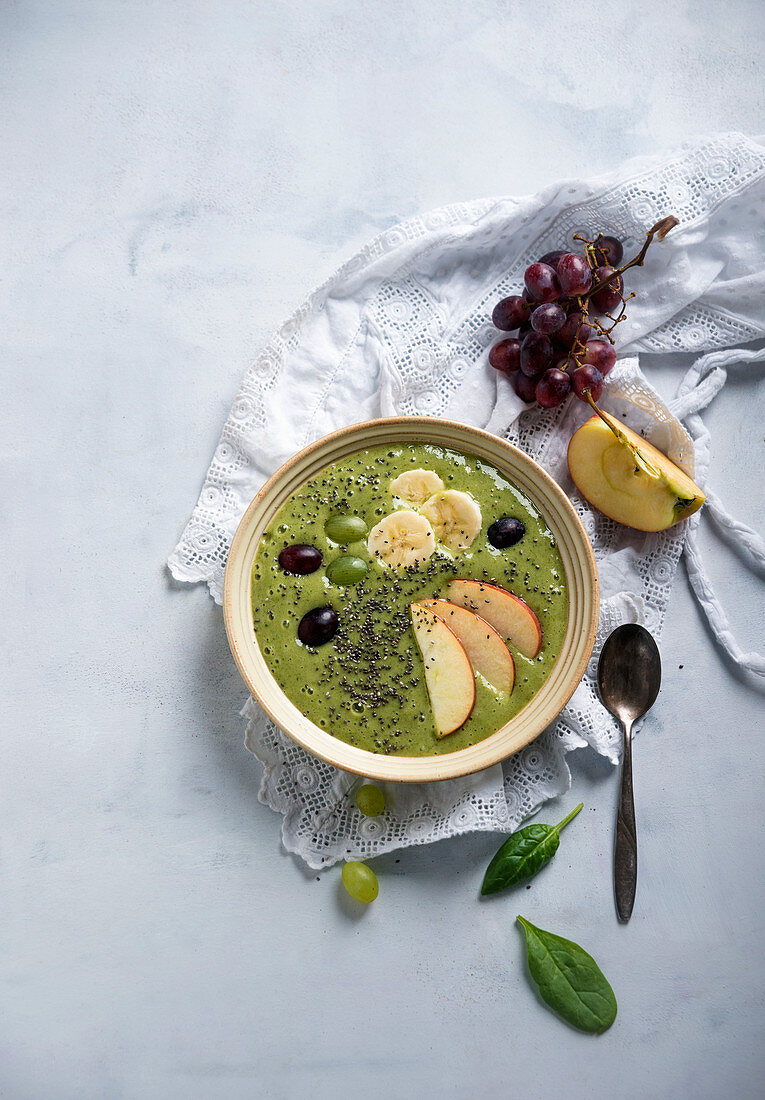 Grüne Smoothie Bowl mit Spinat, Trauben, Äpfeln, Bananen und Chiasamen (Vegan)