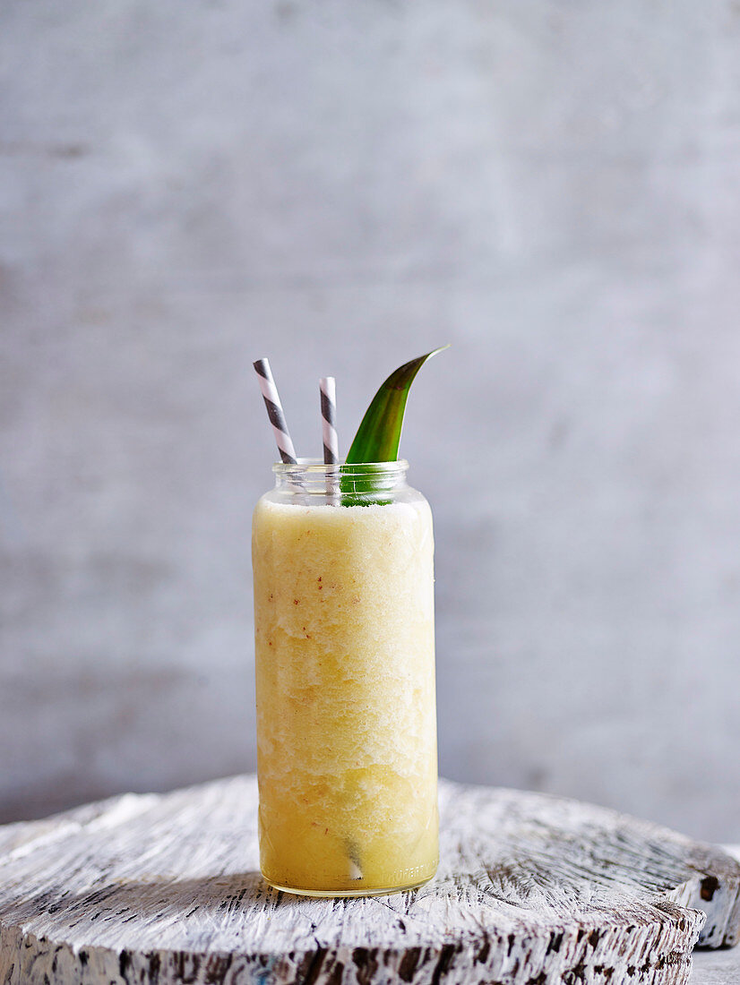 Summer-Sunrise-Smoothie mit Ananas, Kokoswasser und Ingwer