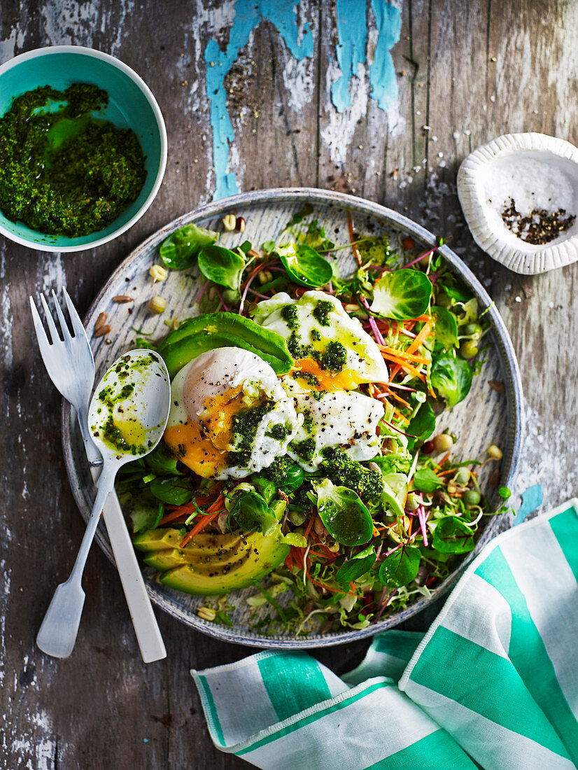 Salat mit pochiertem Ei und Grünkohlpesto