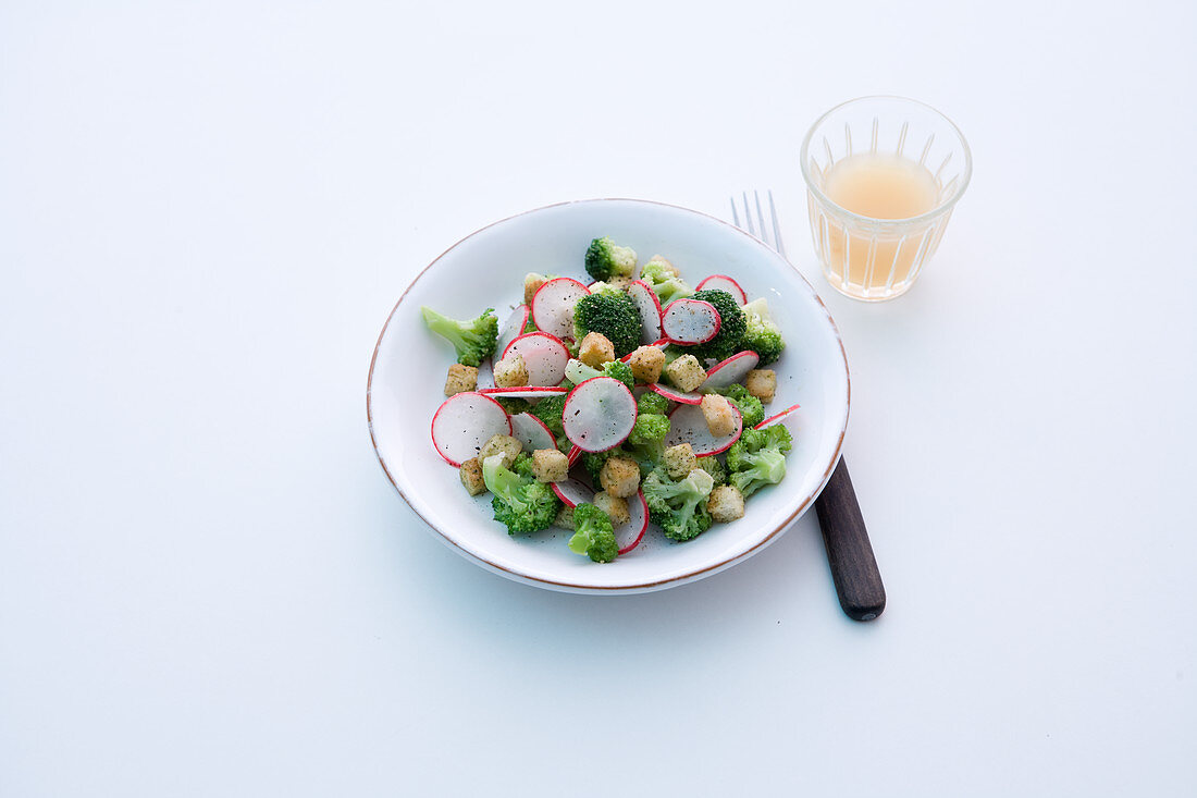 Radish and broccoli salad with croutons