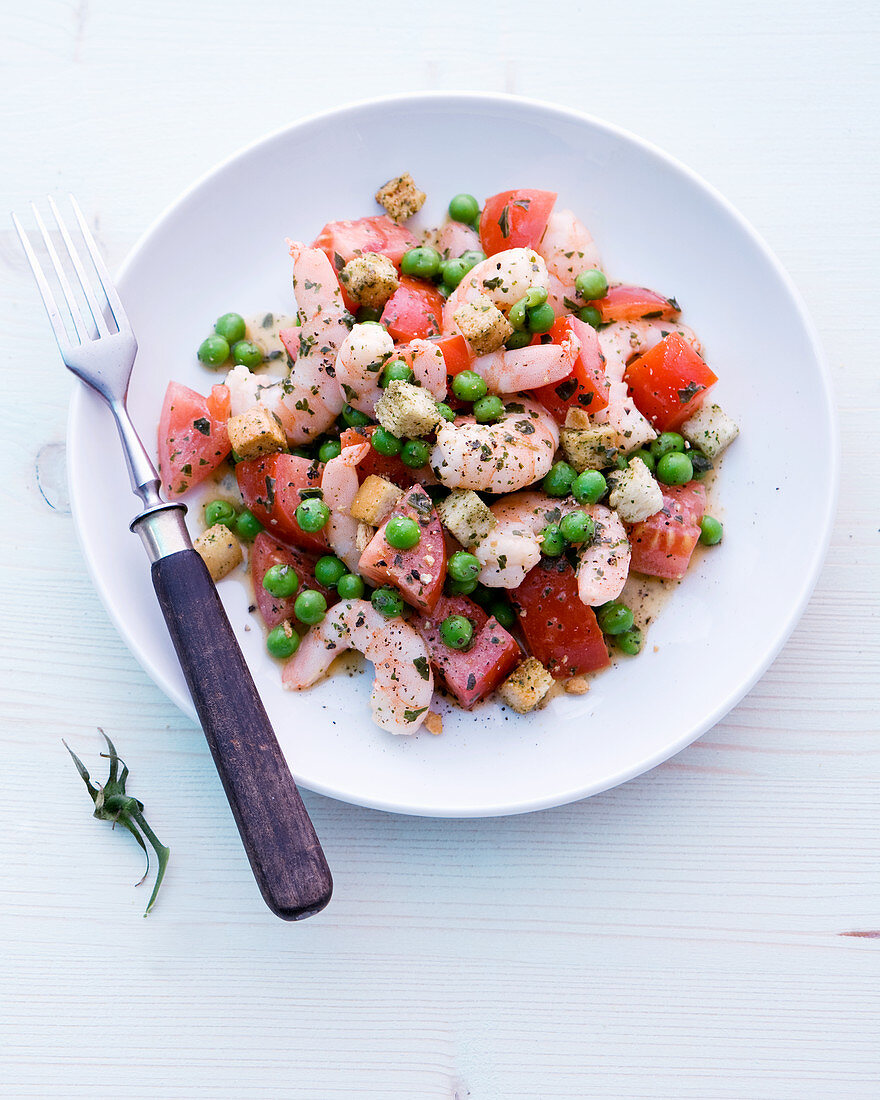 Prawns with tomatoes, peas and sweetcorn