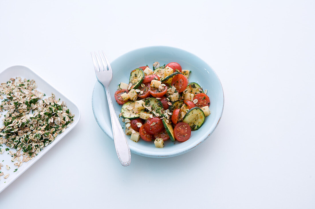 Tomaten-Zucchini-Salat mit Emmentaler und Haferflocken