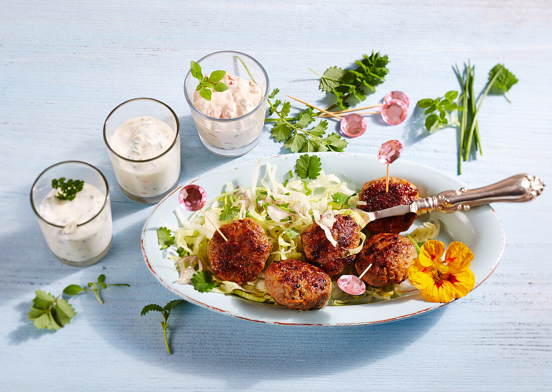 Möhrenfrikadellen mit Joghurtdip, Meerrettichdip und Tomatendip