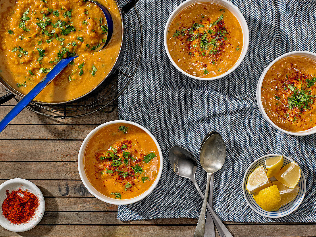 Rote Linsensuppe mit Zitrone