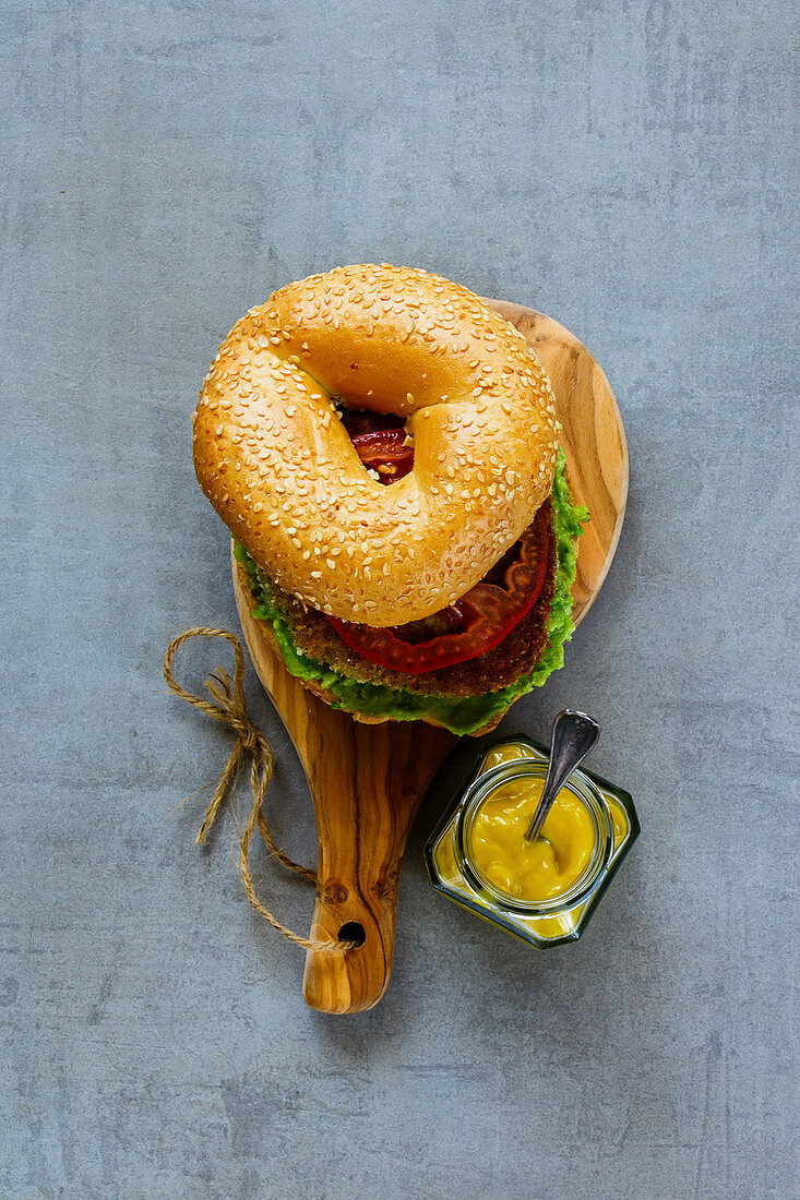 Veganer Bagel mit Quinoa, Tomaten und Avocadosauce