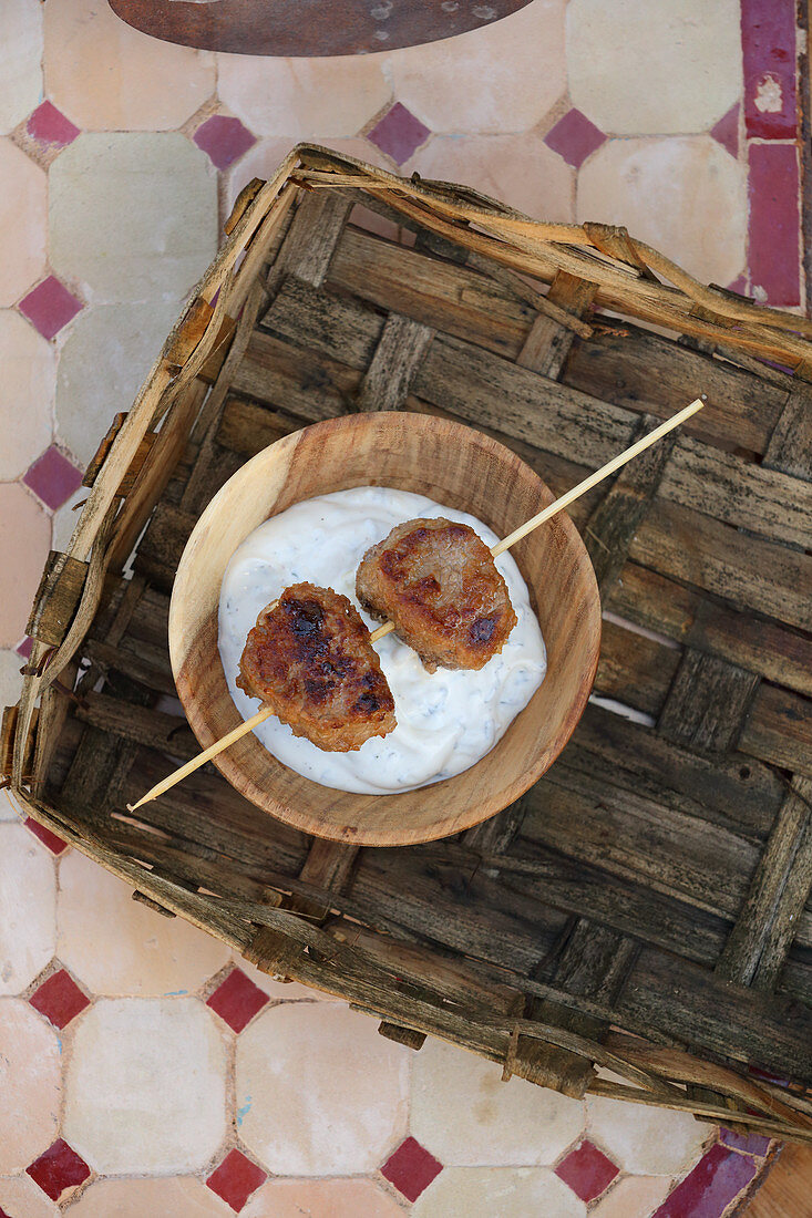 Bavaria meets Asia - lamb skewers with yoghurt sauce