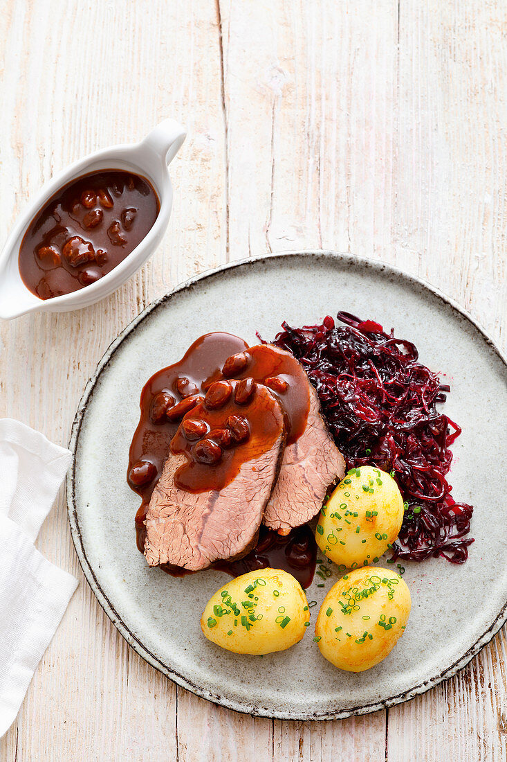 Rhineland beef with red cabbage and potatoes