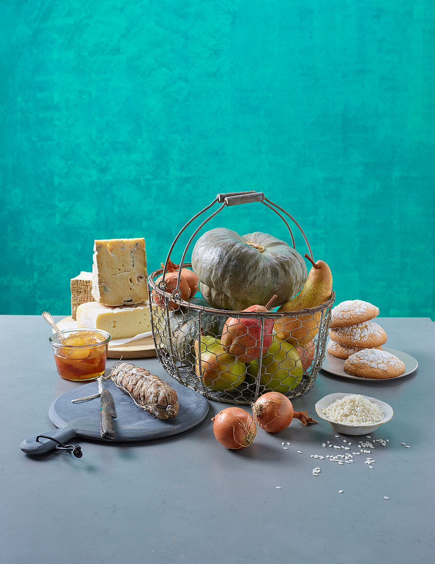Stillleben mit Käse, Wurst, Gemüse, Obst und Gebäck aus der Lombardei, Italien